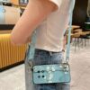 Comes with a multifunctional lanyard that can be worn cross-body, cross-body, and hung around the neck