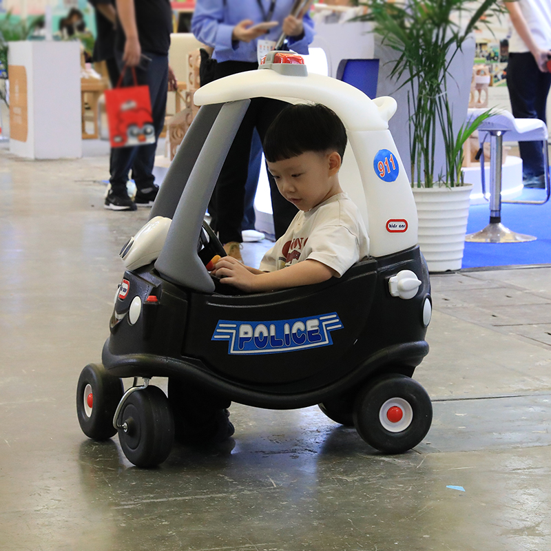 豪华小警车幼儿脚力车四轮扭扭车小房车儿童车学步瓢虫消防车玩具 - 图0