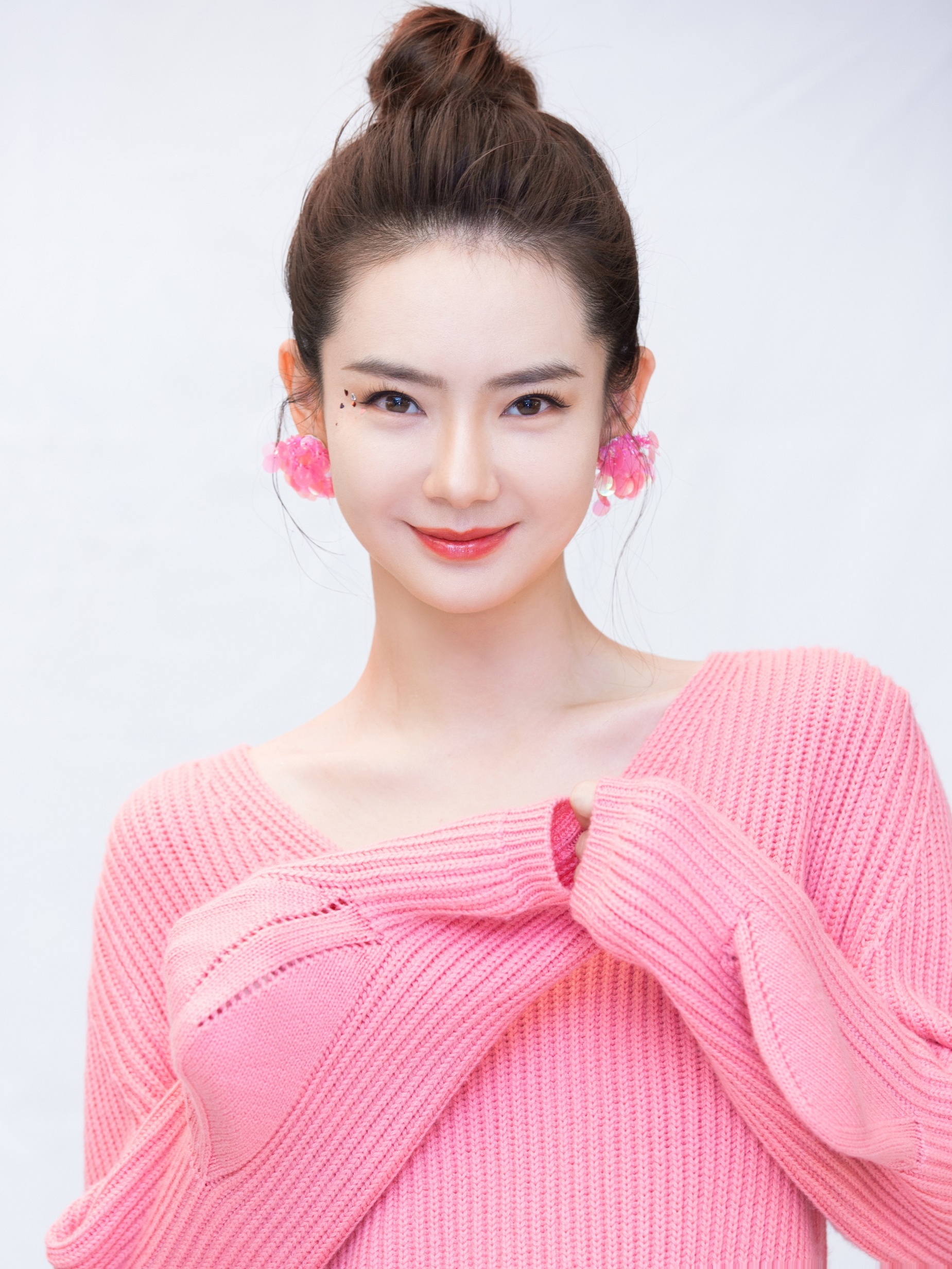 木兰YAOZONKU姚宗谷 秋冬新品戚薇同款简约V领粗针织毛衣/短裤 - 图0