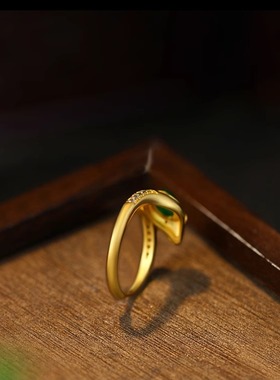 新中式古法镀金绿眼灵蛇戒指时尚个性三角蛇头戒指蛇型戒指2025年