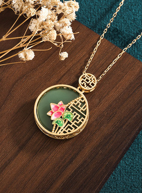 2025国潮新品珐琅彩工艺荷花项链仙女镶嵌仿和田玉无事牌玉佩挂坠