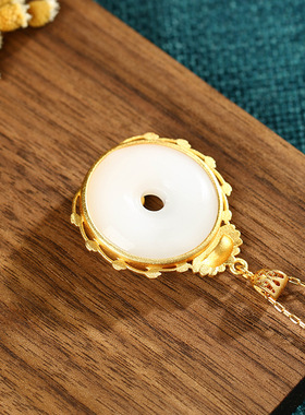 2025夏季中国风元素设计古法镀金镶嵌仿和田玉平安扣莲蓬复古项链