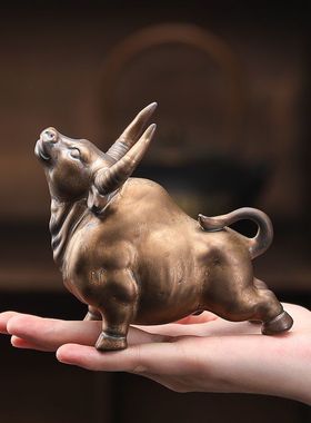 陶瓷茶宠摆件紫砂红牛家居风水摆件扭转乾坤牛气冲天茶玩吉祥物批