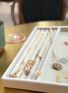 VIC & MAX  18K镀金镶嵌钻石(未切磨)吊坠项链银泰百货