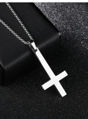 东黑三白不掉色 黑色倒逆十字架钛钢项链男女个性白金简约柳吊坠