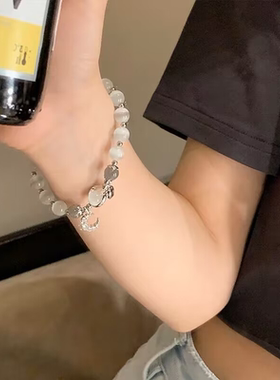 ins灰月光猫石手链女简约铃铛吊坠闺蜜生日同款
