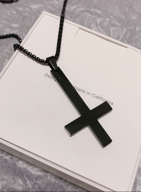 黑色逆倒十字架项链男生钛钢吊坠女孩惊简约封白柳潮男配饰