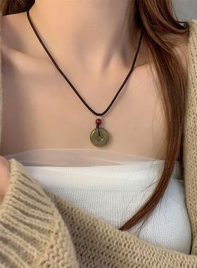 新中式复古绿色平安扣吊坠项链女夏轻奢小众高级感仿玉石锁骨链