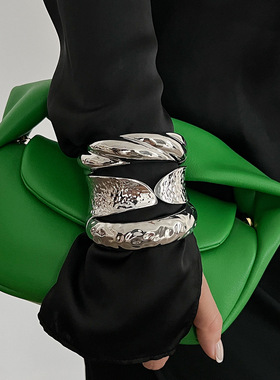 欧美跨境熔岩金属螺纹弹簧开口手镯 ins风时尚敲打纹手环Bracelet