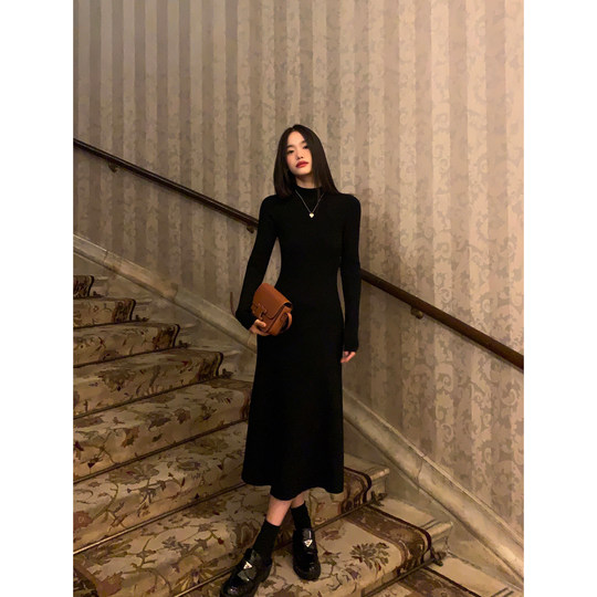 Slim-fitting turtleneck woolen dress