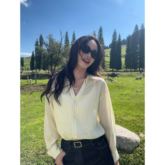 V-neck shirt loose and slim and versatile