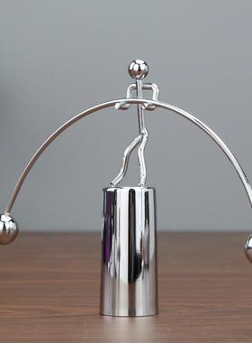 金属平衡球电镀小铁人平衡摆减压桌面摆件工艺品定制