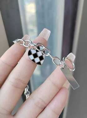 棋盘格小众设计款爱心吊坠甜酷