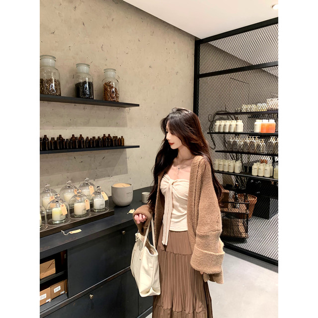 A sweet peach yikett <Soft and Beautiful> two-color knitted vest worn inside a women's tube top