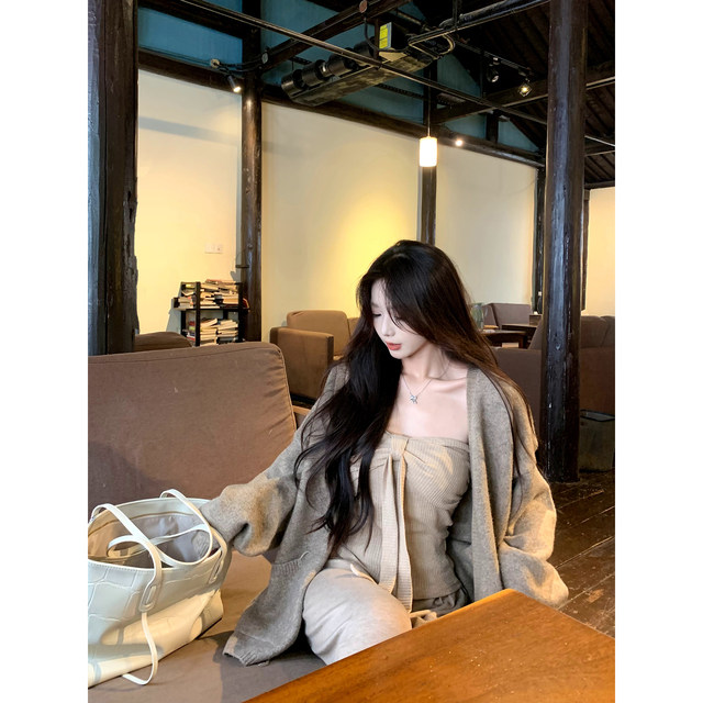 A sweet peach yikett <Soft and Beautiful> two-color knitted vest worn inside a women's tube top