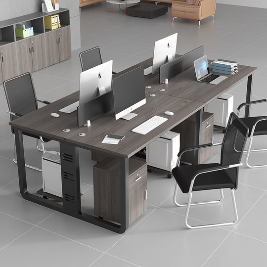 Офисные столы и стулья для персонала на шесть и четыре человека с экранными кабинками