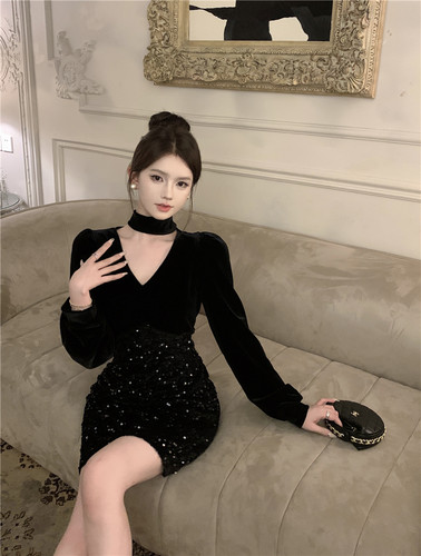 法式v领气质秋冬黑色连衣裙女金丝绒长袖亮片收腰显瘦包臀短裙子 - 图0