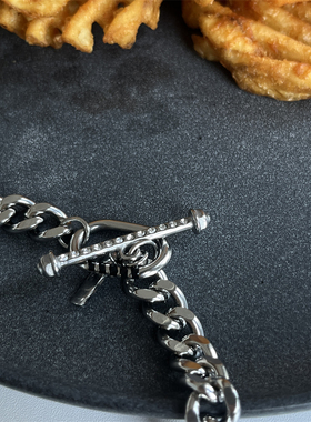 小众ot扣锁骨链潮男生