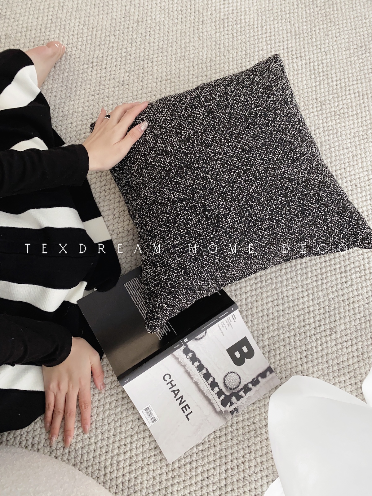 Texdream态度 红与黑 滩羊毛抱枕客厅现代设计款靠垫沙发皮草枕套 - 图3