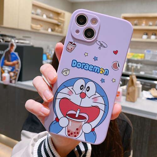 卡通喝奶茶哆啦A梦适用苹果15手机壳iphone12mini直边xsmax外壳16保护套13promax全包镜头7女6s/8plus可爱se2 - 图1