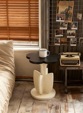 现代简约黑白创意花型边几