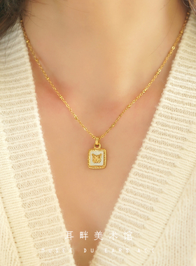 B复古蝴蝶白贝母方形项链