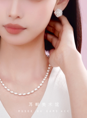 A拉丝金属感米粒珍珠项链设计感