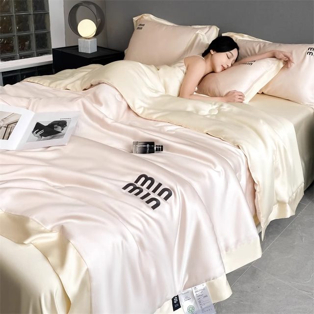 Xiaohongshu recommends a four-piece set of light luxury silk summer cool quilts
