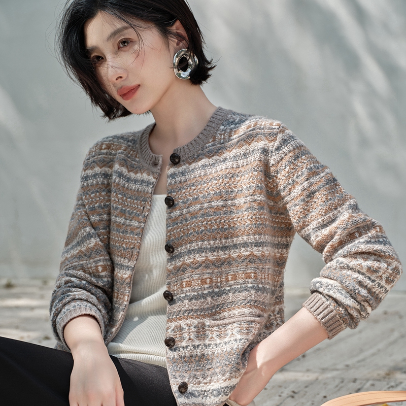 【LP美拉德系列】100%纯山羊绒圆领开衫撞色复古针织提花羊绒毛衣 - 图1