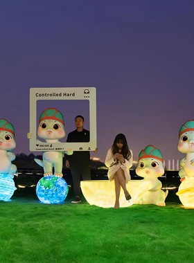 户外卡通蛇玻璃钢雕塑商场美陈网红拍照打卡发光吉祥物装饰大摆件