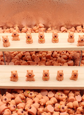 可爱卡通迷你卡皮巴拉树脂摆件创意车内电脑桌面装饰日常奖励礼物