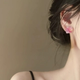 Розовые изысканные серьги, в цветочек, защита для ушей