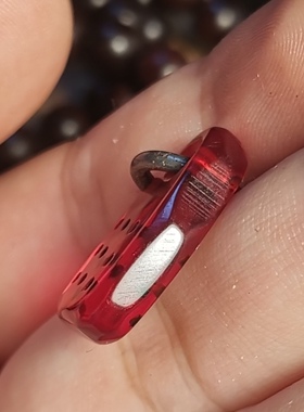 西藏文玩酒红色树脂料器咒点小元素牌子厚4.5宽12高21mm左右随机