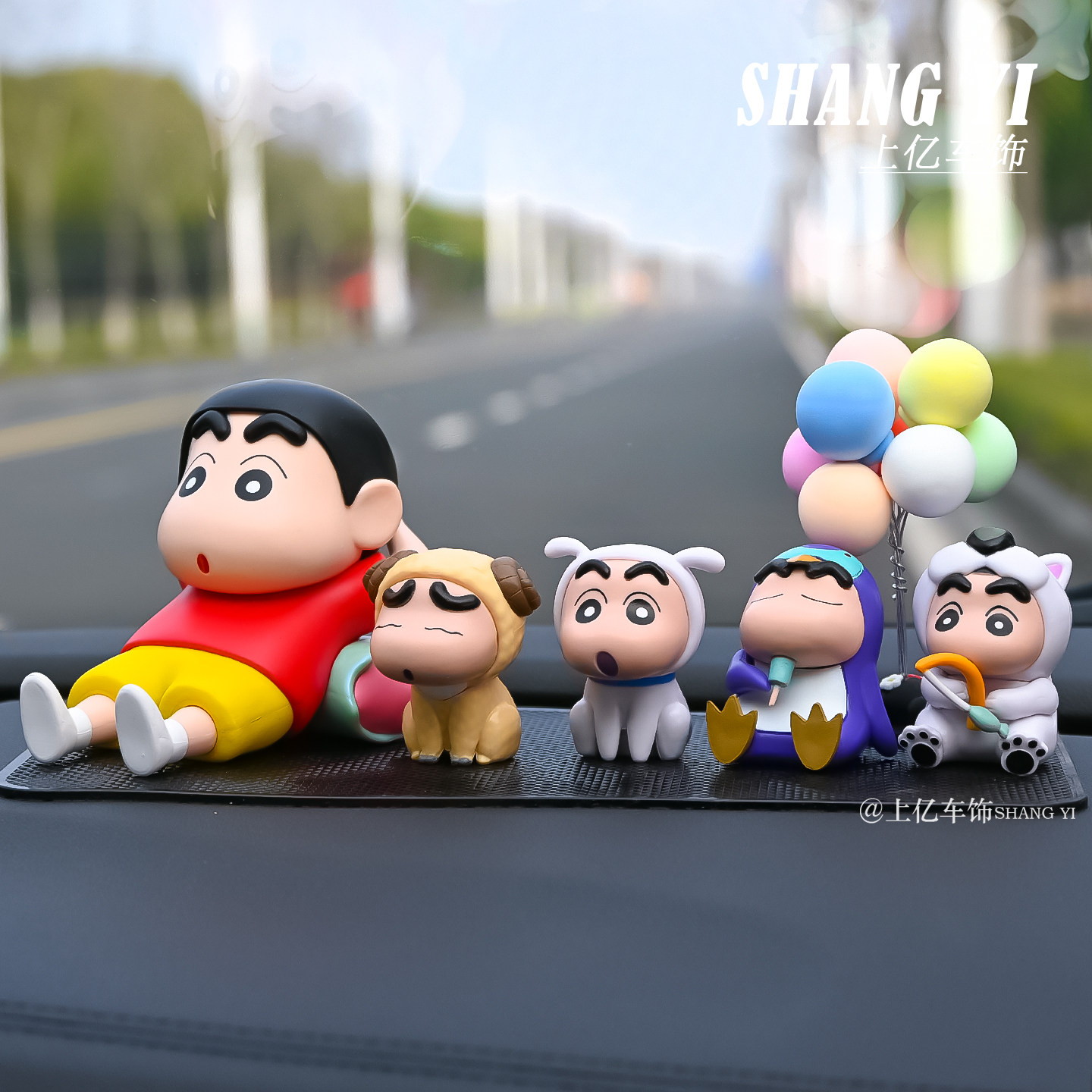 变装蜡笔小新车载摆件动漫可爱中控台网红汽车内装饰品治愈系公仔