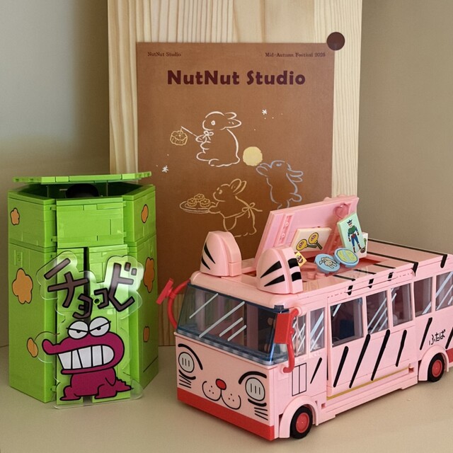 Area-X Fun High Building Blocks Crayon Shin-Chan Game Set Toy Box Cat Bus Assembly Toy Ornament Gift