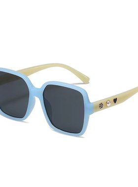 蓝色墨镜女潮海边度假ins小香风