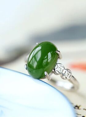 新中式碧绿四爪镶嵌椭圆蛋面戒指