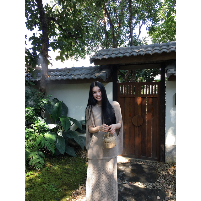 Huang Liang Elovey ຊຸດຄວາມງາມທີ່ສະຫງ່າງາມ knitted ເທິງ + ສິ້ນແອວ elastic ຊຸດສອງສິ້ນ