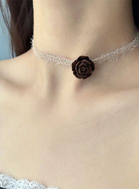 简约棕色玫瑰花朵毛绒choker项圈女脖子配饰项链冬季新年穿搭颈链