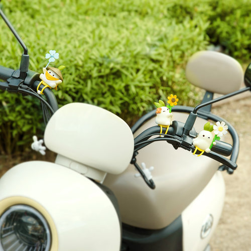 桃源深处有人家 萝萝追风立体树脂摆件 家居可爱电动车配件装饰 - 图1