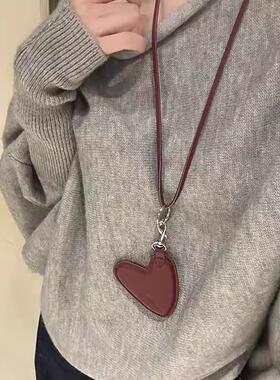 皮质爱心精致长版挂颈毛衣炼女春天项炼高级感配饰挂饰卡套装饰