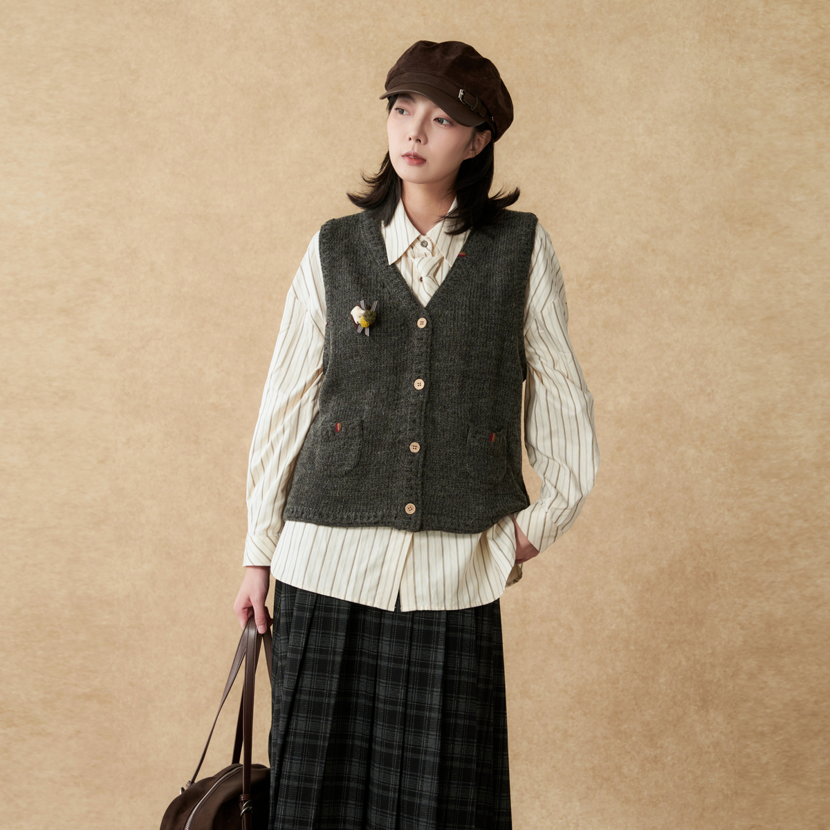 西町村屋文艺风马甲女装2025冬季新款趣味针织短款马夹XHAD10008 - 图0