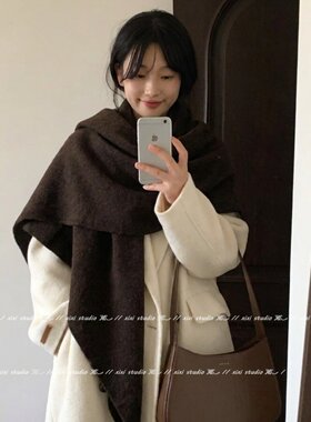 深咖啡色针织三角巾毛衣叠穿配饰