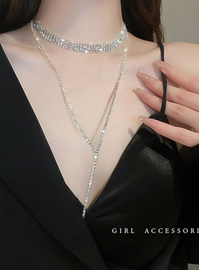 谁看不迷糊啊裙子配上胸链更吸睛