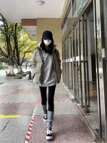 Сестры с толстыми ногами благословлены ~ Ранние весенние модные пробелы личности мягкие и клейкие.