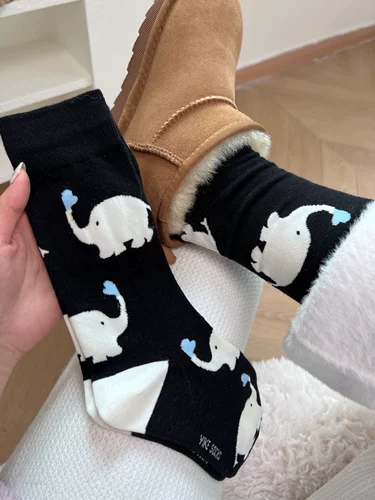 Симпатичный маленький слон распыляет дизайн любви ~ Весна и летняя новая иллюстрация Девочки весело в куче INS,