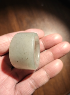 和田玉籽料青花扳指内径22宽20壁厚6重30克