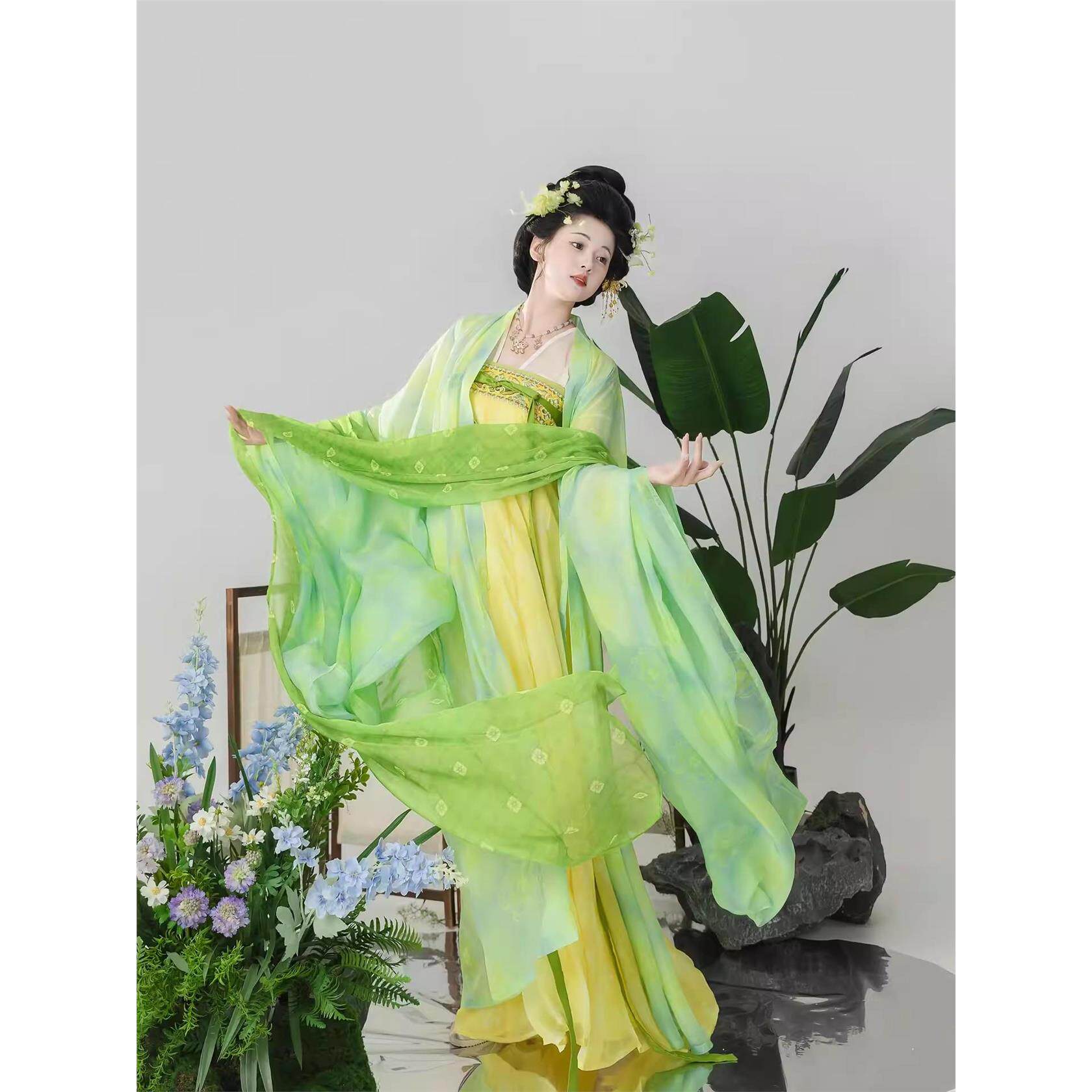 Spring and summer green Tang style chest-length undershirt original