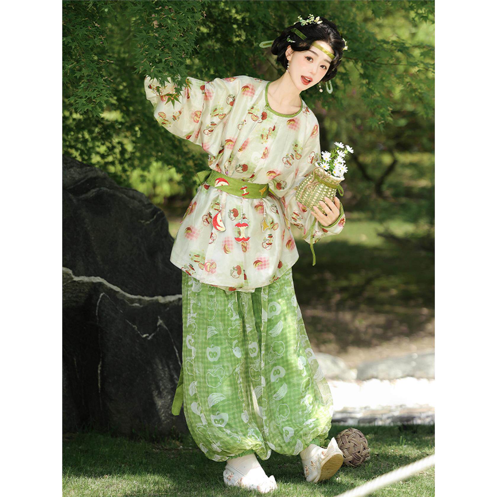 Original Tang Dynasty embroidered short round neck robe