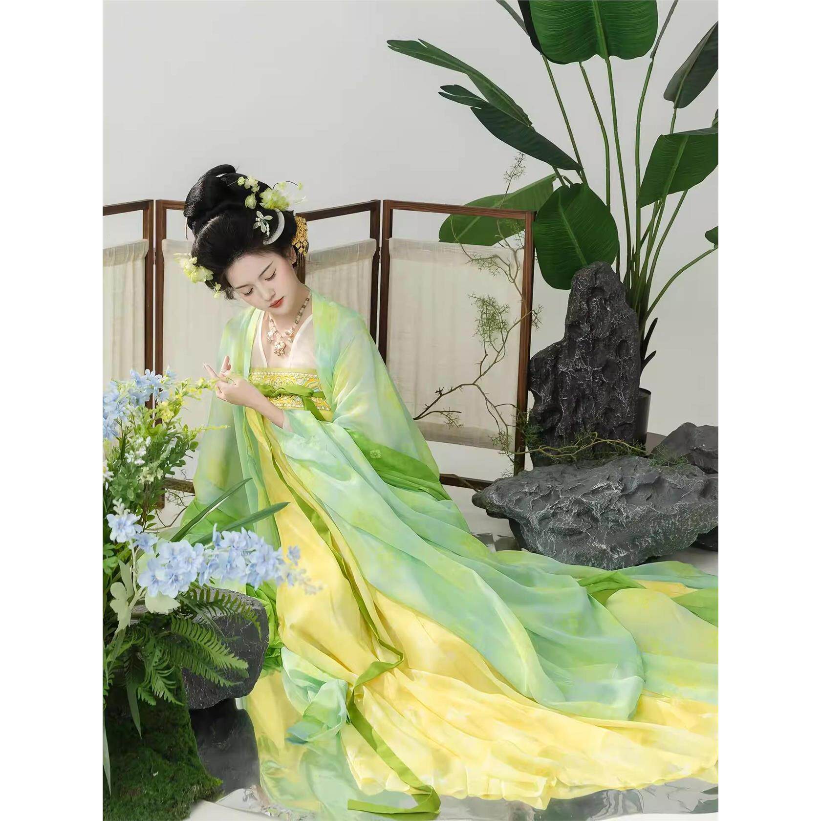 Spring and summer green Tang style chest-length undershirt original